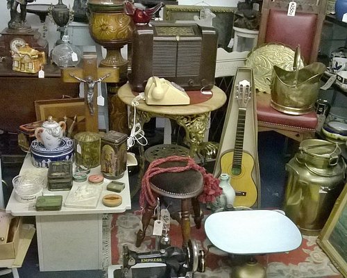 Antiques and objects over the floor and walls. A step back in time as you are surrounded by delicate objects that once were used by the population. Brass, broze and goodies splayed everywhere, from musical instruments to trophies.